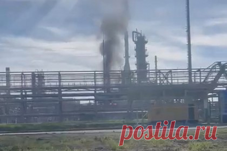 В экстренных службах подтвердили атаку на нефтеперерабатывающий завод на Кубани. В экстренных службах подтвердили, что после атаки дрона на Ильский НПЗ произошел пожар. Об этом сообщил ТАСС. По данным собеседника агентства, из-за атаки дрона на кубанский НПЗ произошел пожар. Атака произошла утром в пятницу, 5 мая. Предыдущая атака на завод была совершена днем ранее — 4 мая.