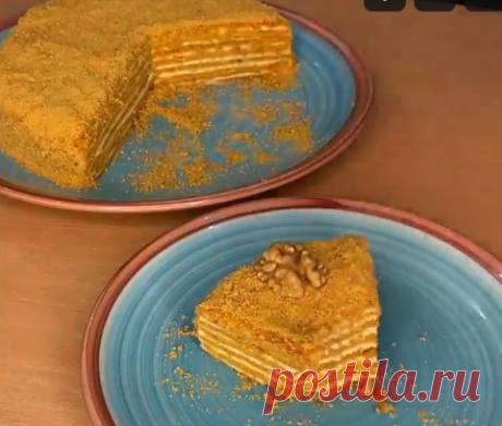 Медовик на сковороде
Нежный и очень вкусный торт, который готовится буквально за 30-40 минут.
Ингредиенты для теста:
- Мёд 100 г.
- Сода 1 ч.л.
- Сахар 50 г.
- Сливочное масло 30 г.
- Яйцо 1 шт.
- Мука 220-250 г.
Ингредиенты для крема:
- Сметана 20% 500 г.
- Сахарная пудра 100 г.