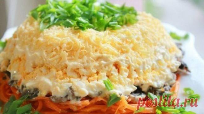 Очень вкусный салат с корейской морковкой Рецепт этого салата я увидела на страницах кулинарного журнала «На нашей кухне».
Хочу сказать, что такого вкусного салата вы еще не пробовали! Великолепное сочетание ингредиентов придает салатику отме…