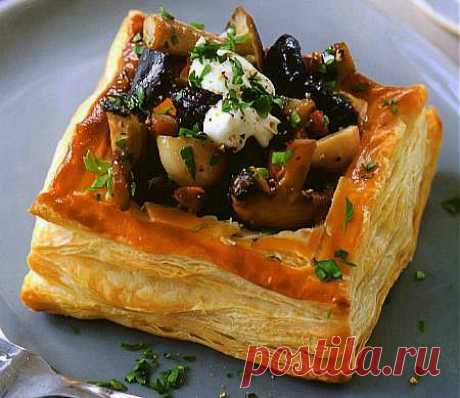 Слойки с беконом и грибами .