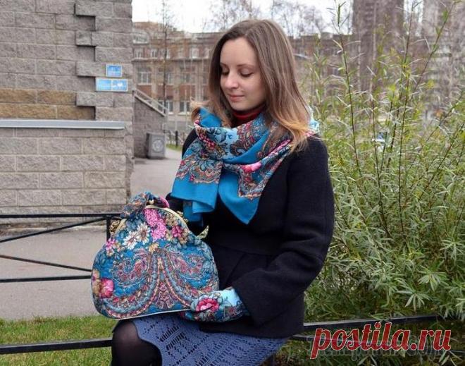 Шьем сумочку в русском стиле Со слов автора. Предлагаю вашему вниманию заключительный мастер-класс на тему «Русский стиль». Нам потребуются: выкройка;лоскут павловопосадского платка;дублирин;синтепон (300г/м);кожа натуральная;тка...