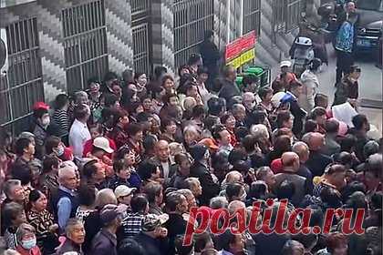 Сто попрошаек не пустили жениха к невесте и потребовали подарки. В китайской провинции Цзянсу приехавшего в деревню за невестой жениха окружила толпа из 100 пожилых селян, выпрашивающих деньги. Они соблюдали древнюю традицию, согласно которой родственники жениха должны отдать страждущим все, что они попросят: например, немного денег, сахар или сигареты.