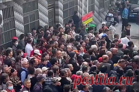 Сто попрошаек не пустили жениха к невесте и потребовали подарки. В китайской провинции Цзянсу приехавшего в деревню за невестой жениха окружила толпа из 100 пожилых селян, выпрашивающих деньги. Они соблюдали древнюю традицию, согласно которой родственники жениха должны отдать страждущим все, что они попросят: например, немного денег, сахар или сигареты.