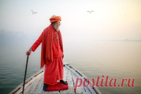 Известный в варанаси садху переплывает реку на рассвете. Снимал Gil Kreslavsky: nat-geo.ru/photo/user/116729/