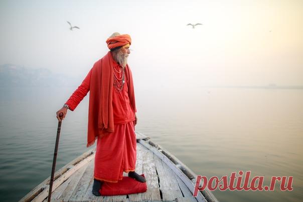 Известный в варанаси садху переплывает реку на рассвете. Снимал Gil Kreslavsky: nat-geo.ru/photo/user/116729/