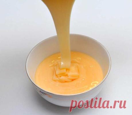 Вкус традиционной сгущенки помнят многие – он родом из детства. В настоящее время в продаже представлено консервированное сгущенное молоко, вкус и состав которого зачастую находятся далеко от идеала. Если вы хотите порадовать себя и своих близких сгущенкой, приготовленной согласно классической рецептуре из натуральных ингредиентов, самое время приготовить ее в домашних условиях. Такой продукт по своим вкусовым качествам зачастую значительно превосходит магазинное сгущенное молоко.