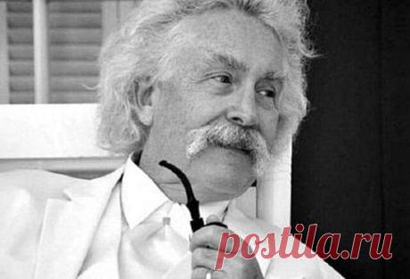 Քսան տարի հետո դուք կափսոսաք այն բանի համար՝ ինչ չեք արել, այլ ոչ թե ինչ արել եք: Այդ պատճառով բարձրացրեք խարիսխները, հեռացեք խաղաղ նավահանգստից, որսացեք քամին առագաստներով: Հետազոտեք: Երազեք: Կատարեք բացահայտումներ:
Մարկ Տվեն