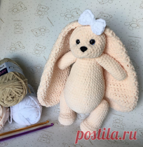 Вязаная крючком плюшевый зайка с длинными ушами. Схема вязания Красивая плюшевая зайка с длинными ушами крючком от автора схемы вязания Натальи Грищенко. Если Вы хотите связать такого плюшевого зайца с длинными ушами,