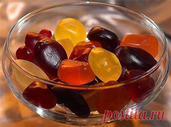 ЖЕВАТЕЛЬНЫЙ МАРМЕЛАД ГОТОВИМ САМИ БЫСТРО И ПРОСТО!
Берём: 
-1 пакетик (90 гр) фруктового желе 
-30 мл (4 ложки) желатина 
-25 мл (3 ложки) сахара 
-1/2 ч.л. лимонной кислоты 
-130 мл кипяченой воды(кто хочет менее «резиновые» - берите 200 мл) 
Приготовление: Все сухие ингредиенты всыпать в миску и смешать с кипящей водой. Ставим на маленький огонь и варим пока всё хорошо размешается. 
Силиконовую форму ставим на твердую поверхность, (например на дощечку, чтоб легче было перенести в холодильник)