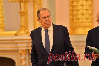 Лавров раскритиковал Евросоюз за нежелание снимать санкции с Ирана. Нежелание снимать санкции с Ирана — это «выверт» Евросоюза по отношению к республике. Об этом заявил глава МИД России Сергей Лавров в ходе пресс-конференции по итогам работы на 78-й сессии Генассамблеи ООН. Министр напомнил, что более года назад были достигнуты договоренности по тексту всеобъемлющей программы действий.
