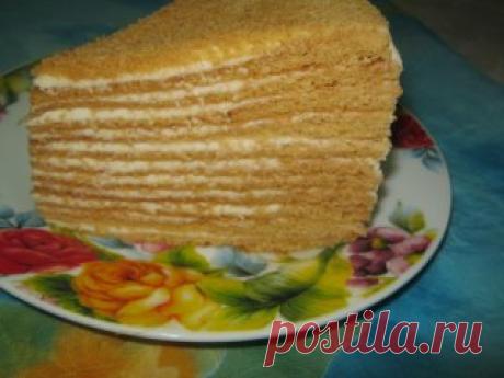 ТОРТ Рыжык.                                                                                                               
3 яйца..
150гр. сливочного масла...
1 стакан сахара...2ч.л.соды...
2 ст.л.мёду..
муки  3..4..стакана.тесто должно быть мягким.                                                                   
крем: 250 гр. слив.масла...1 стакан сахара..400гр. сметаны(а можно и больше..вкуснее будет;-)-взбить)              
Масло растопить и растереть с сахаром....доб...