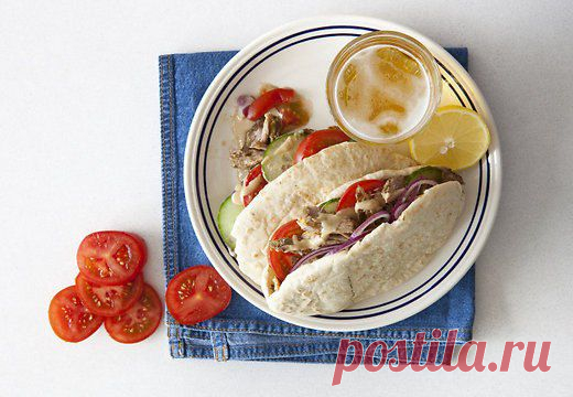 Вкуснейший куриный кебаб с чесночно-огуречным соусом.