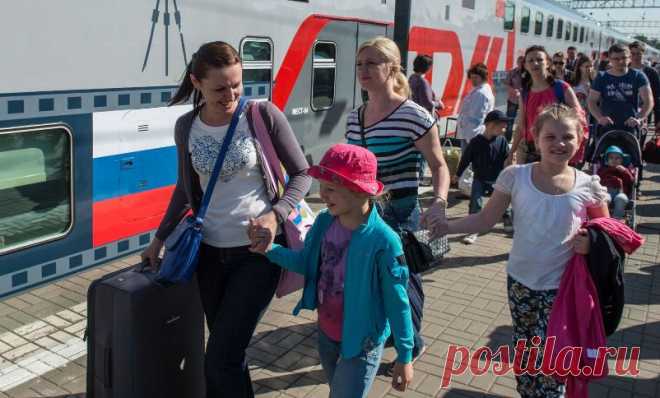 Как купить билет на поезд дешевле в 2023 году
; Открывает новую вкладку
Поезда в нашей стране остаются самым безопасным и потому востребованным способом передвижения на большие расстояния. В сезон отпусков цены на билеты растут, но никому не хочется переплачивать. Расскажем, как купить билеты на поезд подешевле, как их быстро оформить, и на чем можно сэкономить при покупке: