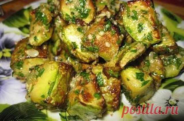 ТАКОЕ БЛЮДО ИЗ КАБАЧКОВ ВКУСНЕЕ МЯСА
Ох, уж эти кабачки!!! Кабачки с орехово-чесночной заправкой можно кушать все лето и оно не приедается.

Кабачки молоденькие 2-3 шт.

Заправка:
•грецкие орехи 0,5 стакана
•петрушка -1/2 пучка
•чеснок 2-3 зубчика
•оливковое масло -1ст.л.

Кабачки помыть,порезать на крупные куски,посолить и дать стечь соку