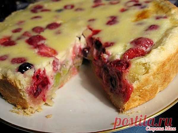Вкусный заливной песочный пирог с ягодами.