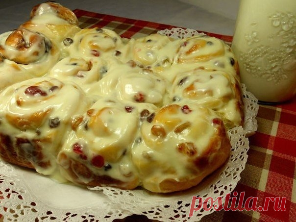 Булочки с изюмом со сливочной заливкой.