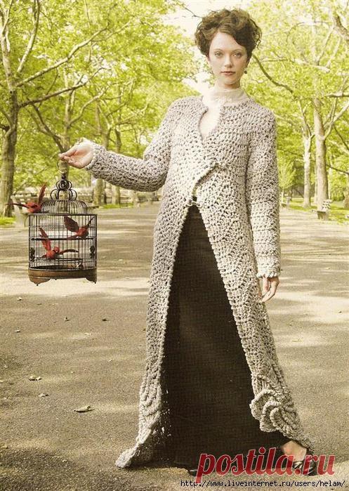 Интересное пальто с отделкой по низу.