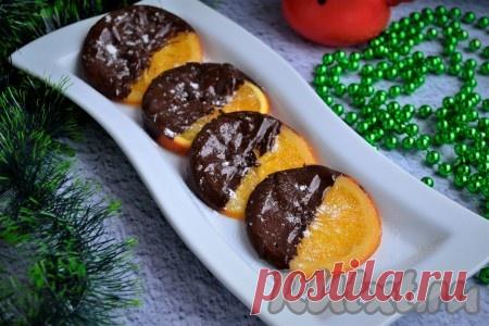 Карамелизированные апельсины в шоколаде - 10 пошаговых фото в рецепте Предлагаю вам попробовать потрясающий десерт - карамелизированные апельсины в шоколаде. Сочетание терпкости и сладости апельсинов с горечью шоколада - неповторимо и забыть этот вкус у вас уже не получится! Уверена, что готовить такие апельсины вы будете часто. Особенно уместен такой десерт будет ...