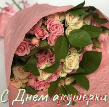 С Днем акушерки!
Преклоняюсь перед вами,
Вам цены, родные, нет.
Счастья вам, здоровья только,
Жить богато и без бед.