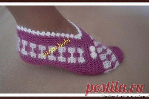 Прямоугольные тапочки – следки на 2-х спицах 

Автор Елена Готлиб 
Вяжутся платочной вязкой на двух спицах, потом по подошве сшиваются. 
Размер тапочка определяется длиной шва на подошве. 
Показать полностью…