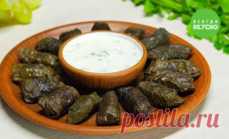 Долма - пошаговый рецепт с фото и видео от Всегда Вкусно! 1. Нарезать мелко репчатый лук, зелень и курдючный жир. 2. Отварить рис в течение 5 минут и промыть в холодной воде (рис должен быть недоварен). ↪ Пошаговый рецепт с фото и видео!