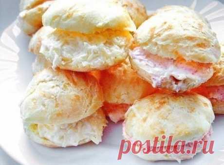Вкусно, просто, потрясающе. Сметается в мгновение ока! Гужеры — французские заварные булочки.

Ингредиенты:

Вода — 125 мл (1/2 стакана)
Сливочное масло — 50 г
Пшеничная мука в/с — 100 г
Картофельный крахмал (1 ст. ложка с небольшой горкой) — 20 г
Яйца куриные — 3 шт.
Твёрдый сыр — 100 г
Соль — 1 щепотка

Начинка №1:
Твёрдый сыр — 50 г
Чеснок — 2 небольших зубчика
Майонез — 3 ст. л.

Начинка №2:
Сёмга (жидкость слить) — 1/2 баночки (240 г)
Творожный сыр — 1/2 баночки
Икра ...