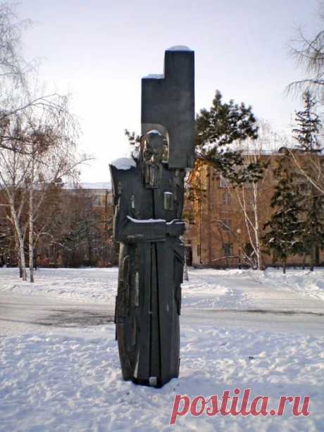 Dostoyevsky@Omsk (The Cross Bearing)
Dostoyevsky Fyodor Dostoyevsky Omsk Russia monument  |  dostoyevsky.tumblr.com