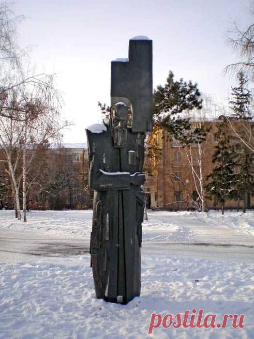 Dostoyevsky@Omsk (The Cross Bearing)
Dostoyevsky Fyodor Dostoyevsky Omsk Russia monument  |  dostoyevsky.tumblr.com