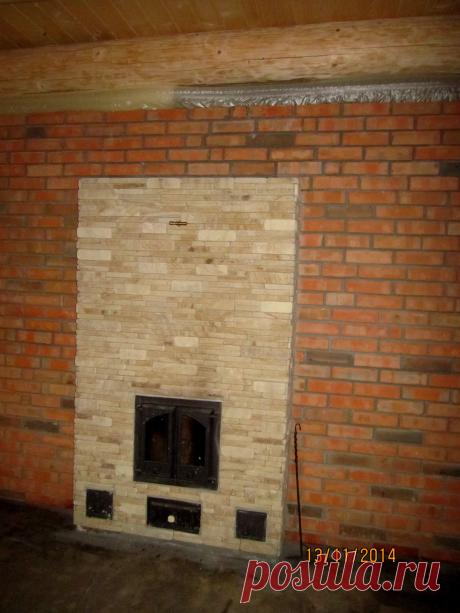 Камин с облицовкой из  натурального природного камня.
Камень, используемый при кладке каминов, имеет свою природную, неправильную форму.