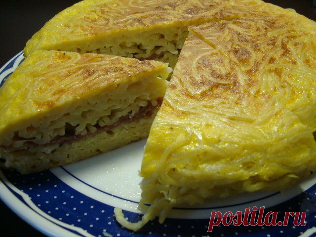 Омлет с макаронами / Frittata di spaghetti.