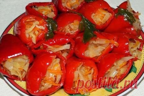 ✔ ✿  ВКУСНАЯ КАПУСТА НА ЗИМУ - 3 РЕЦЕПТА ✿
Предлагаем вашему вниманию несколько простых и интересных рецептов для зимней заготовки капусты. Хотя нет уверенности в том, что приготовленную таким образом капусту вы не съедите раньше наступления зимних холодов:)
Итак: 1. Болгарский перец, фаршированный капустой
Ингредиенты:
2 больших головки белокочанной капусты,
25 – 30 шт. болгарского перца,
3-4 морковки,
2 литра воды,
200 г. уксуса,
3 ст. ложки соли,
1 стакан сахар