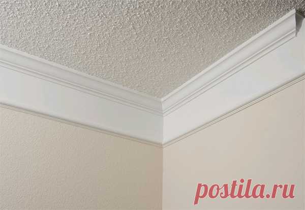 Какие же бывают плинтуса?

- пенопластовый плинтус есть длинной 1,3 м, 1,5 м и 2 м. Более качественный из них двухметровый плинтус, но не обернутый пленкой, он имеет уплотненную структуру. С течением времени он сохраняет свой форму и не усыхает, в отличие от плинтуса, который состоит из пенопласта;

- полиуретановый плинтус в продаже, в основном, длинной 2 м. В отличие от пенопластового плинтуса полиуретановый не такой гибкий и потому имеет более ровную и гладкую поверхность.