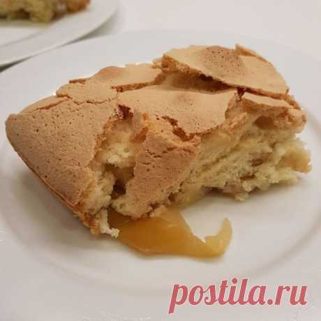 Быстрая шарлотка с яблоками - Простые рецепты Овкусе.ру