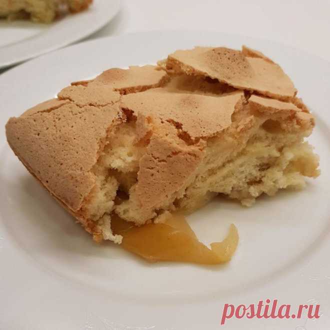 Быстрая шарлотка с яблоками - Простые рецепты Овкусе.ру
