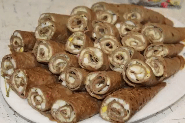 Оригинальный и вкусный рецепт рулетиков из печёночных блинов!
Продукты:
печень 900 г
для теста яйцо 6 шт
молоко 0.5 ст
мука 10 ст.л.
для начинки яйцо 5 шт
плавленный сыр 2 шт
майонез 3-4 ст.л.
соль по вкусу
свежий укроп по вкусу
Печень измельчить с помощью блендера.
Добавить муку, яйца, молоко и соль. Все снова перемешать с помощью блендера.
Получится очень жидкое тесто, как раз подходящее для выпечки тонких блинцов.
Выпекать печеночные блинчики нужно как обычные, по 1-2 минуты с двух сторон.