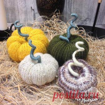 Тыквенное время — вяжем тыквы к хэллоуину Сложность: средняя
Время работы: 2 часа
Материалы: пряжа, наполнитель, спицы носочные, ножницы, игла гобеленовая, клей момент кристал, клей силиконовый, пистолет клеевой, краска акриловая, пастель.
Со...