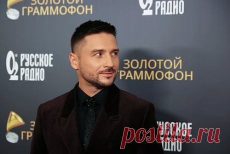 Сергей Лазарев пообещал помочь «диско-бабушке» из Сыктывкара. Российский певец Сергей Лазарев пообещал помочь жизнерадостной «диско-бабушке», которая очаровала его своими энергичными танцами на концерте в Сыктывкаре. По словам поп-исполнителя, он решил узнать, кто она, и выяснил, что у пожилой женщины очень напростая судьба: от нее отказались родственники, есть проблемы с жильем.