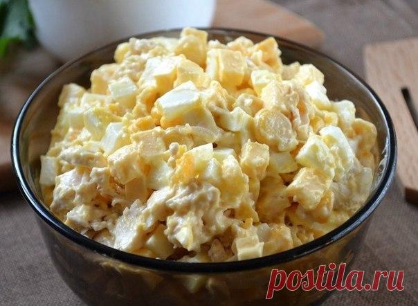 СAМЫЙ СЫTHЫЙ СAЛАТ 
Моё любимое сочетание ингредиентов 

ИНГРЕДИЕНТЫ: 
● Куpuная грудка — 300 Грамм 
● Сыр твердый — 170 Грамм 
● Кукуруза консервированная — 120 Грамм 
● Яйца — 3 Штуки 
● Майонез — 120 Грамм 

ПРИГОТОВЛЕНИЕ: 
1. Заранее подготовьте все необходимые ингредиенты. Яйца отварите вкрутую, а куриную грудку отварите в слегка подсоленной воде до готовности. 
2. Твердый сыр порежьте мелким кубиком. 
3. Отваренное куриное филе остудите и измельчите. Можно просто пор...