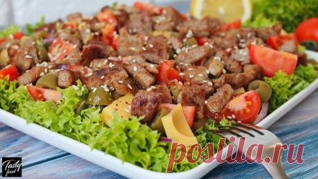 Просто Обалденный Мясной Салат! телятина или говядина 300 гсалатный лук 70 гсыр твердый 100 гпомидоры 200 глистья салата 100 голивки без косточек 60 гмасло для жаркиЗаправка:оливковое масло 3 ст лсок лимона 1-2 ст лгорчица острая 1 ч лсоль и перец по вкусукунжутные семечки