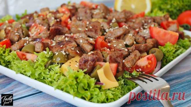 Просто Обалденный Мясной Салат! телятина или говядина 300 гсалатный лук 70 гсыр твердый 100 гпомидоры 200 глистья салата 100 голивки без косточек 60 гмасло для жаркиЗаправка:оливковое масло 3 ст лсок лимона 1-2 ст лгорчица острая 1 ч лсоль и перец по вкусукунжутные семечки