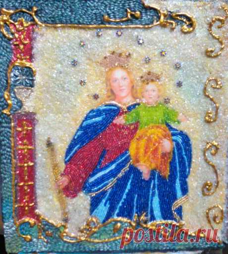 Virgen de Maria Auxiliadora decorada con chaquiras y vidrio molido