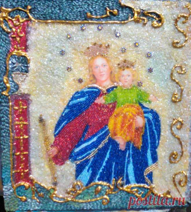 Virgen de Maria Auxiliadora decorada con chaquiras y vidrio molido