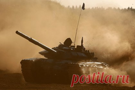В Хельсинки заявили о регулярно несущих цветы к сожженному танку Т-72 россиянах. Живущие в Хельсинки россияне регулярно несут цветы и георгиевские ленты к сожженному танку Т-72, об этом сообщил председатель организации Your Finnish Friends ry, организовавшей демонстрацию техники, Каспер Канносто. Четыре человека также спели гимн возле него. Власти убирают розы по нескольку раз в день.