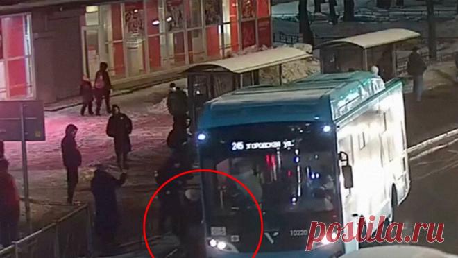 Бастрыкин поручил доложить о мальчике, которого зажало дверью автобуса в Петербурге. Следственный комитет взял на контроль ситуацию с автобусом, который протащил по асфальту мальчика из Петербурга. Об этом сообщает ведомство в официальном Telegram-канале. Глава СК РФ Александр Бастрыкин поручил предоставить доклад о ходе ...