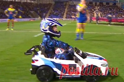 Ребенок попал в прямой эфир и насмешил телезрителей. В соцсетях и СМИ стало популярным видео с маленькой девочкой, которая выехала на мини-автомобиле на поле перед матчем по регби в Англии. Ребенок должен был доставить мяч рефери, однако запутался. Многие пользователи соцсетей признались, что момент с девочкой их рассмешил.