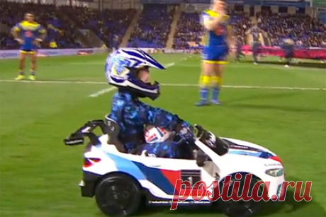 Ребенок попал в прямой эфир и насмешил телезрителей. В соцсетях и СМИ стало популярным видео с маленькой девочкой, которая выехала на мини-автомобиле на поле перед матчем по регби в Англии. Ребенок должен был доставить мяч рефери, однако запутался. Многие пользователи соцсетей признались, что момент с девочкой их рассмешил.