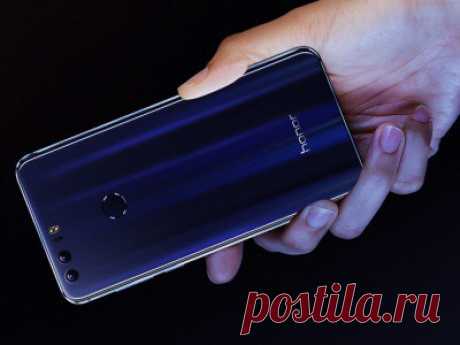 Honor 8 дебютировал в Париже и на российском рынке 24 августа в Париже состоялась европейская премьера нового смартфона Honor 8, а спустя день этого события было объявлено о старте его продаж в России. Данный аппарат совмещает внешний вид и технологии, присущие флагманам, но по гораздо более низкой цене. Как и в более дорогом Huawei P9, в новинке установлена двойная камера, которая позволяет получать качественные снимки и предлагает ряд дополнительных функций в сравнении со смартфонами с одной…