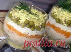 Салат с консервированной скумбрией, вареным яйцом и зеленым горошком