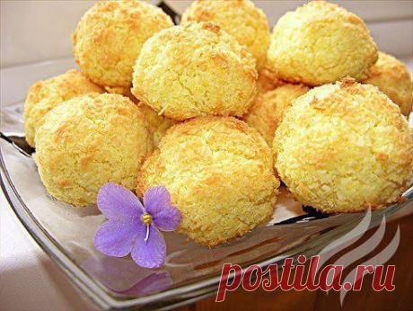 Печенье «Кокосанка» без муки

Ингредиенты:
Сахар - 100 - 150 г
Яйца - 3 шт.
Кокосовая стружка - 200 - 300 г

Приготовление:
1. Яйца немного взбить с сахаром.
2. Добавить кокосовую стружку, перемешать до однородной массы.
3. Скатать из массы небольшие шарики, выложить на застеленный пергаментом противень.
4. Выпекать в разогретом духовом шкафу.

Приятного чаепития!