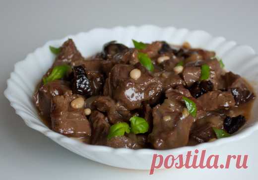 Говядина с черносливом и кедровыми орешками на Вкусном Блоге Жаркое по этому рецепту – отличная возможность убить сразу двух зайцев: накормить родных вкусным мясом и заготовить еду впрок. Вы можете разложить готовое остывшее блюдо по контейнерам и хранить в морозилке до трех месяцев. Это очень удобно, когда у вас нет времени на готовку. Вкус у жаркого замечательный, хоть и…